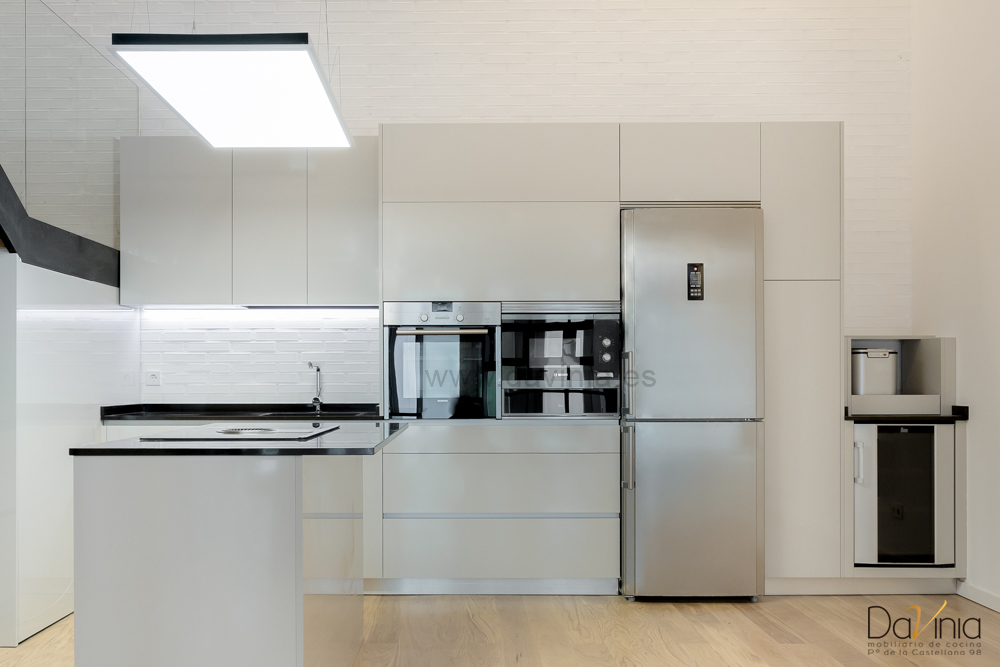 Moderna cocina blanca en loft de Madrid