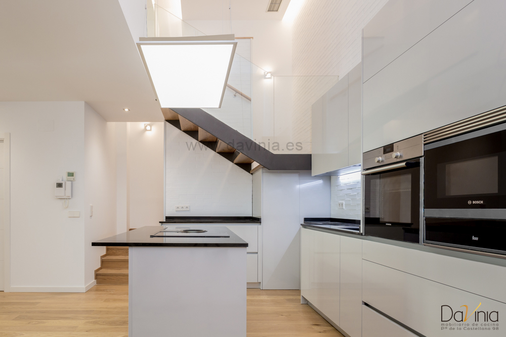 MODERNA COCINA EN LOFT SINGULAR EN MADRID 