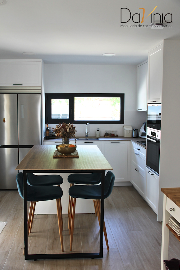 acogedora cocina en blanco y encimera imitación madera