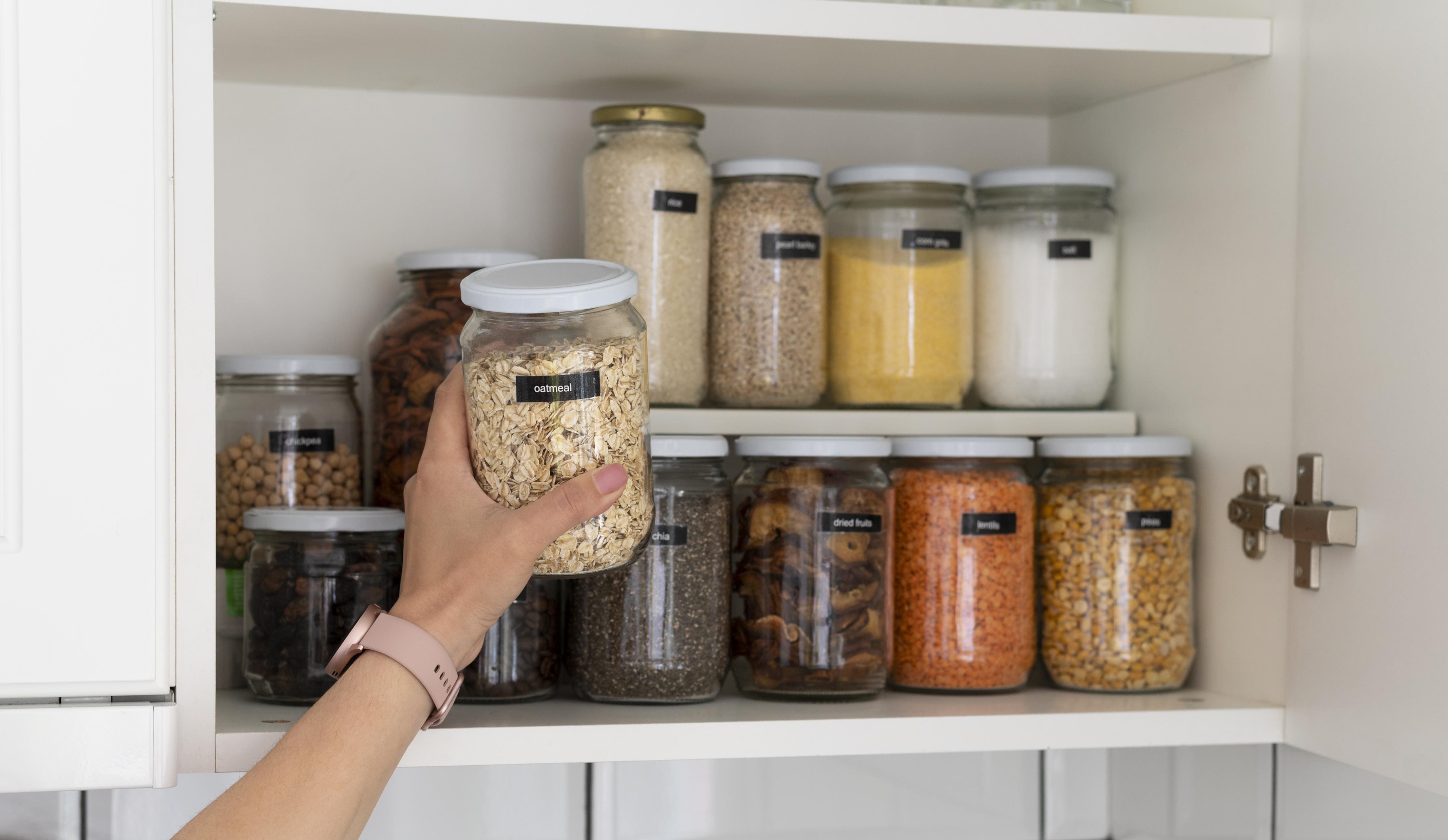 Ideas para dejar las estanterías a la vista en la cocina