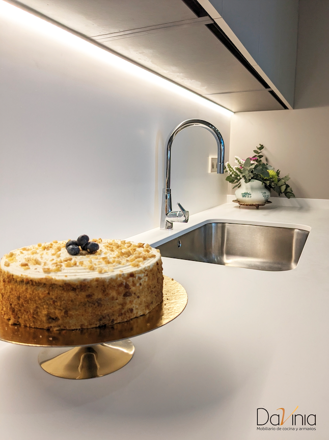 MUEBLE DE COCINA CON TARTA