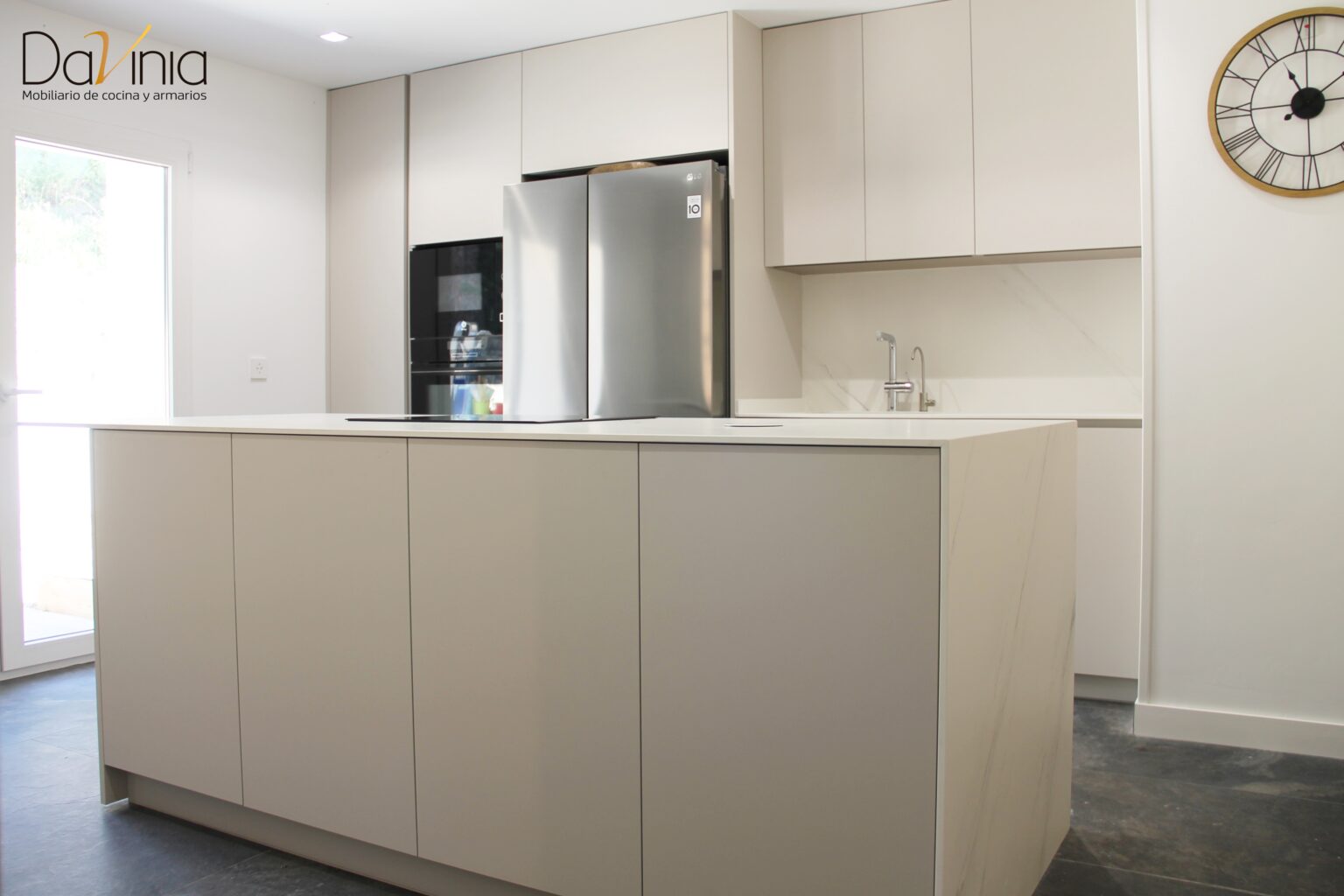 Cocina en beige con gran isla central - Davinia | Mobiliario de cocina ...