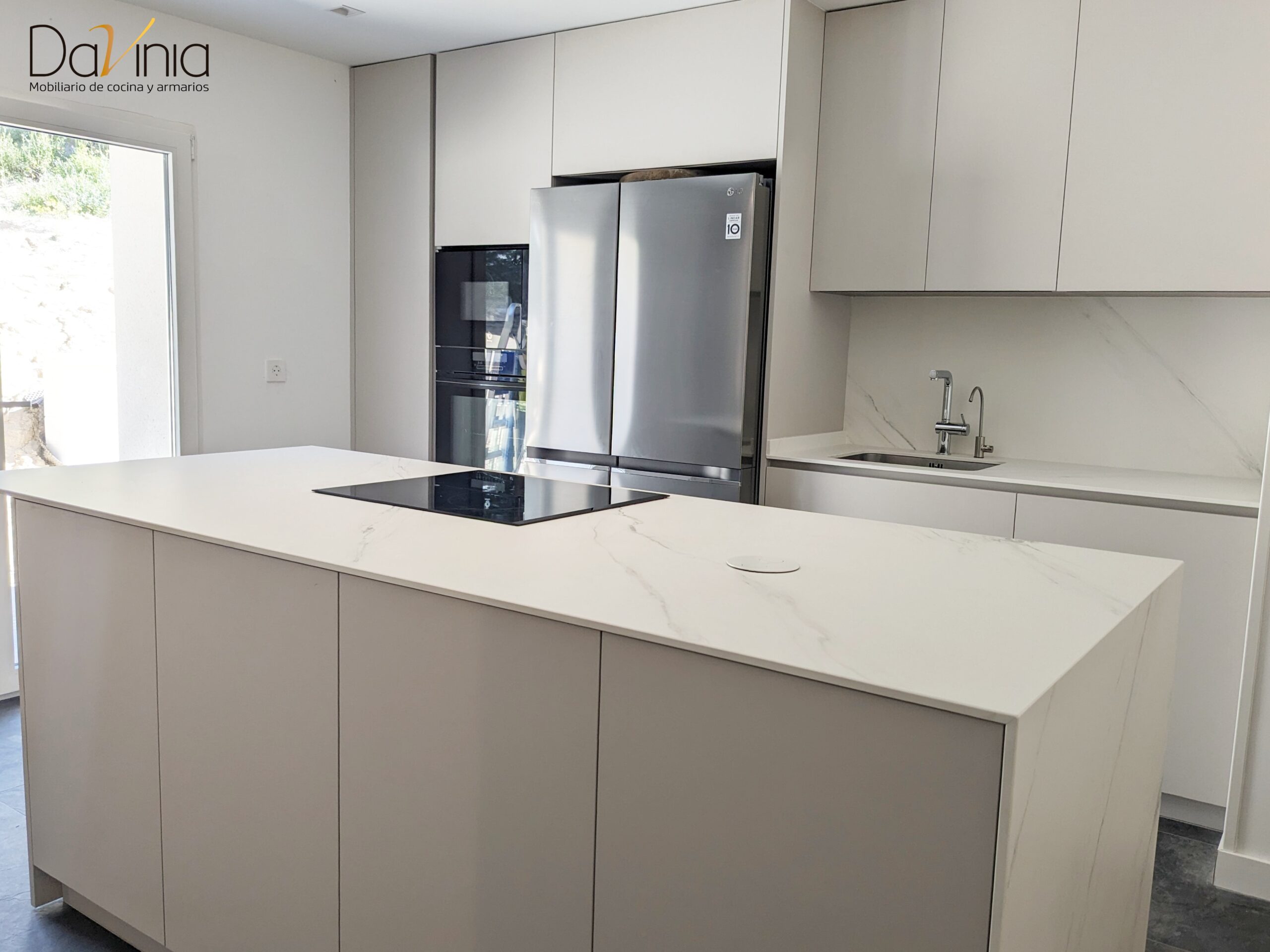 cocina beige con gran isla central