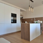 cocina en blanco y madera