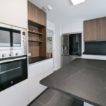 cocina blanco, negro y madera