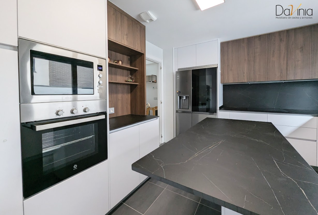 cocina blanco, negro y madera