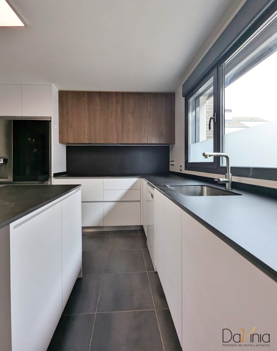 cocina en blanco, negro y madera