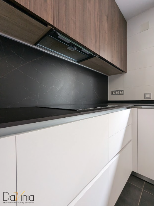 cocina en blanco, negro y madera