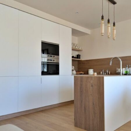 PROYECTOS cocina en blanco y madera