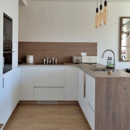 cocina en blanco y madera HOME