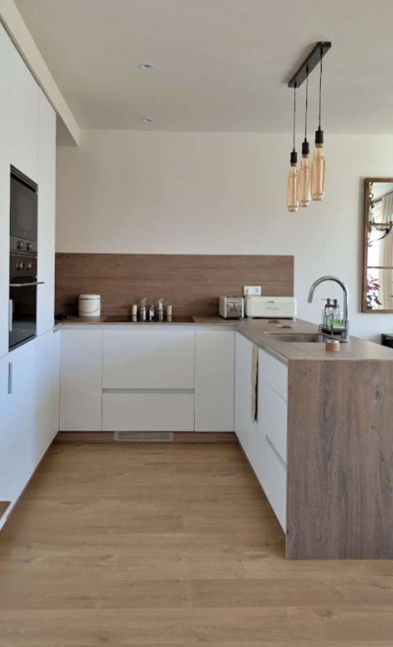cocina en blanco y madera HOME
