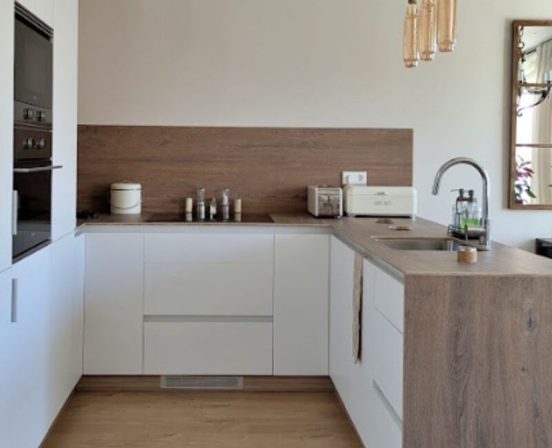 cocina en blanco y madera HOME