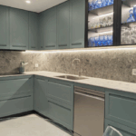 cocina con muebles en verde