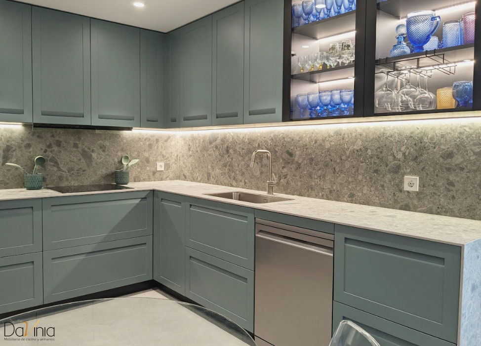 cocina con muebles en verde