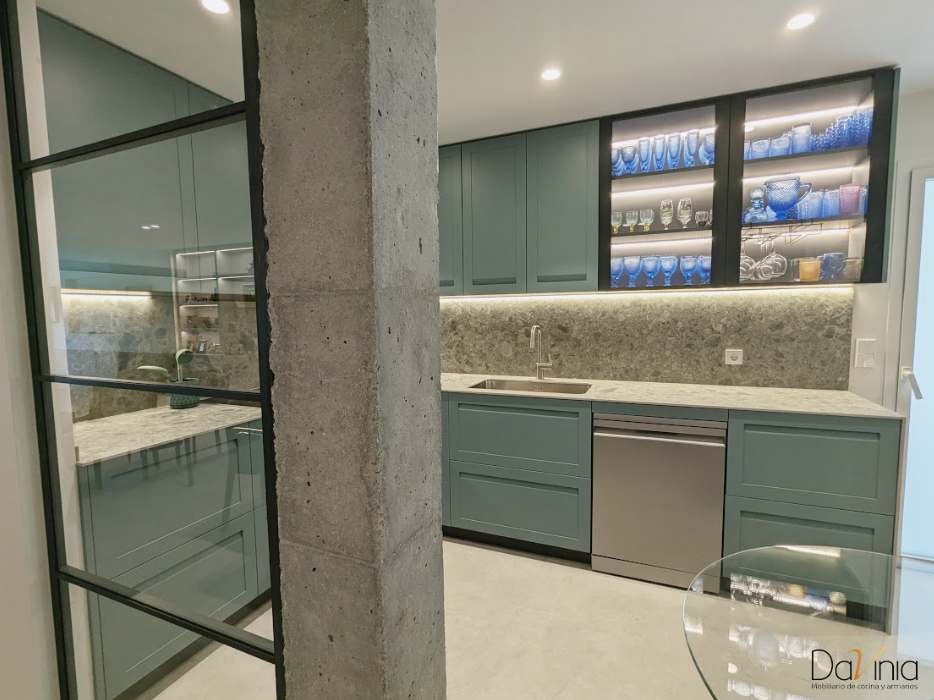 cocina con muebles en verde