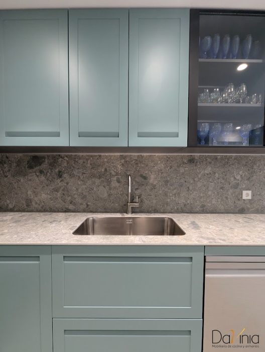 cocina con muebles verdes