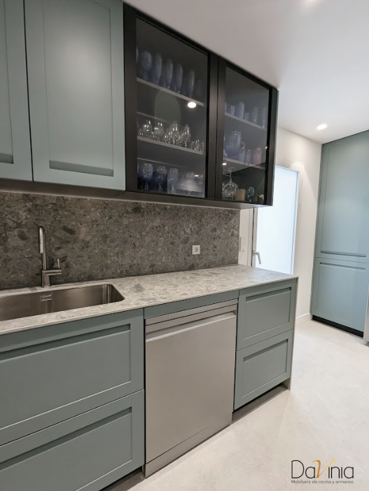 cocina con muebles verdes