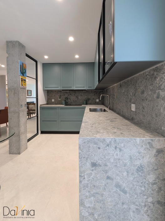 cocina con muebles verdes