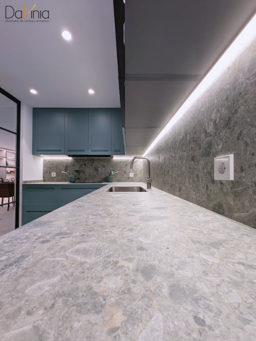 cocina con muebles verdes