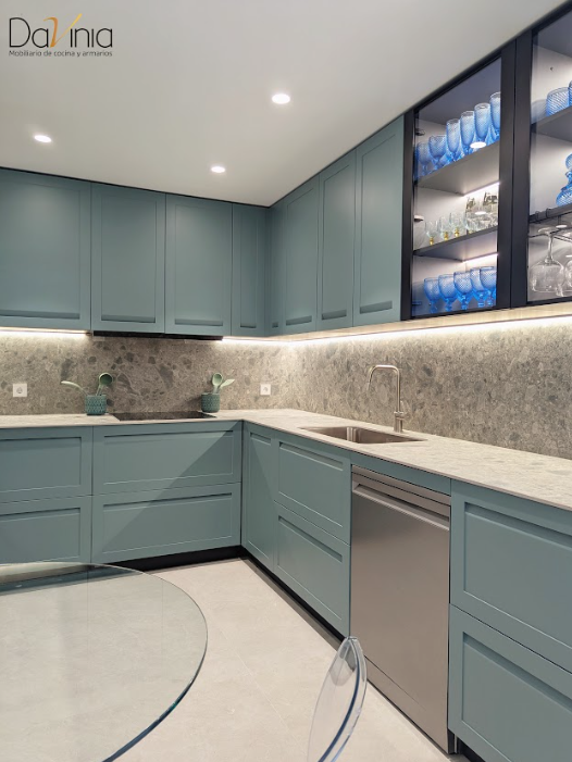 cocina con muebles verdes