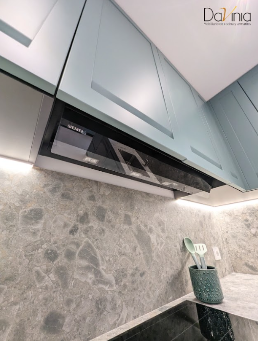cocina con muebles verdes