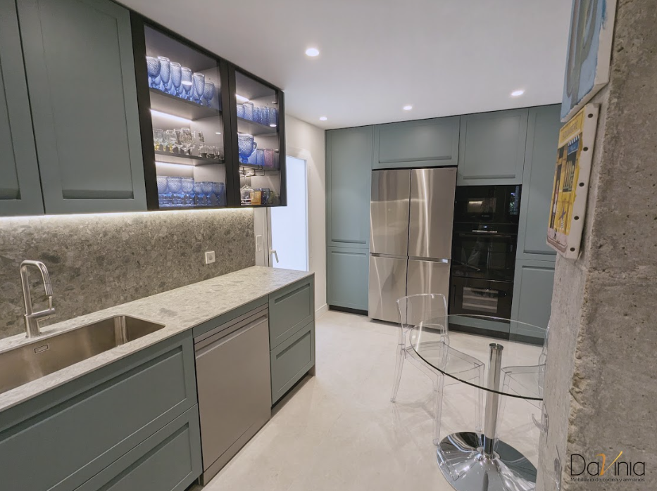 cocina con muebles en verde