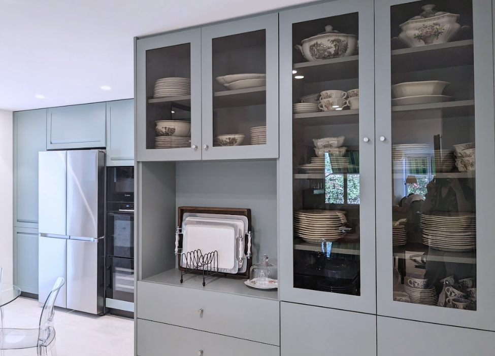 mueble en verde con vitrina