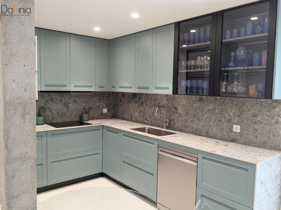 cocina con mobiliario en verde