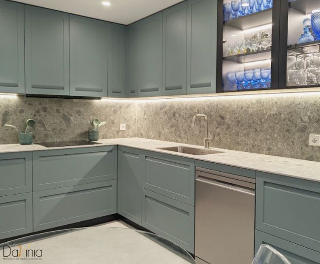 PROYECTOS cocina con mobiliario en verde
