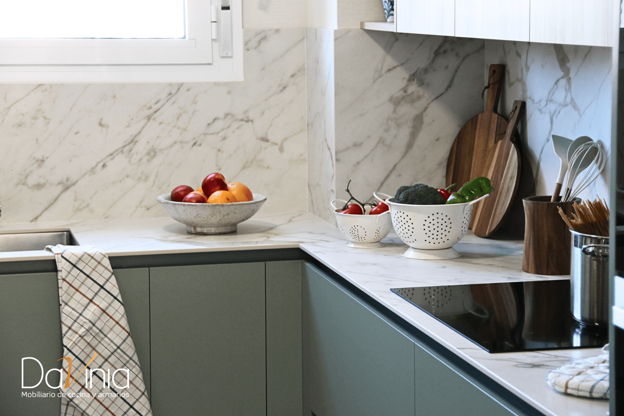 cocina fresca y ordenada en verano