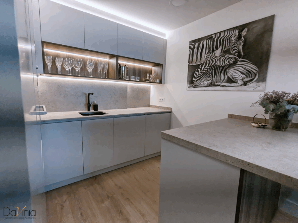 cocina en tonos crudos y madera 2