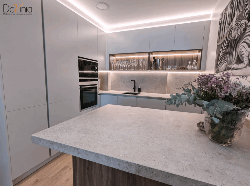 Cocina en tonos crudos y madera