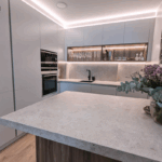 Cocina en tonos crudos y madera