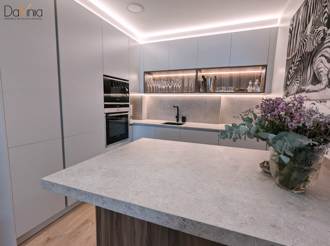 Cocina en tonos crudos y madera