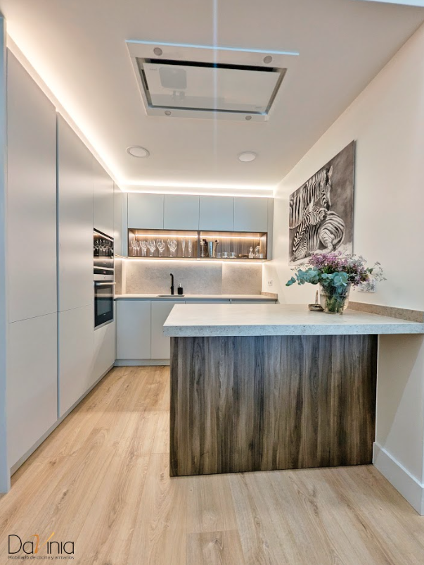 cocina en tonos crudos y madera