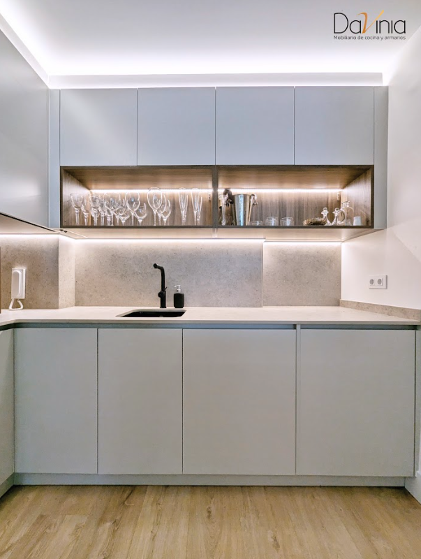 cocina en tonos crudos y madera
