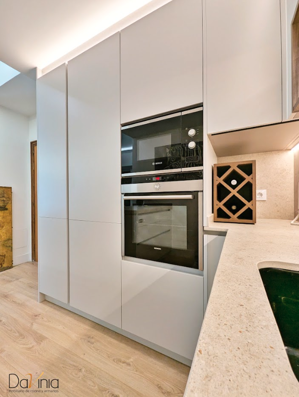 cocina en tonos crudos y madera