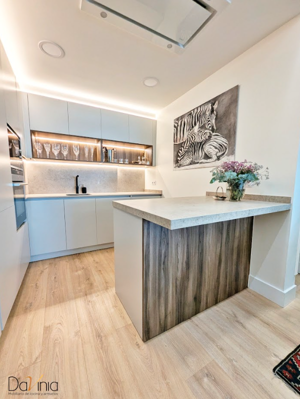 cocina en tonos crudos y madera