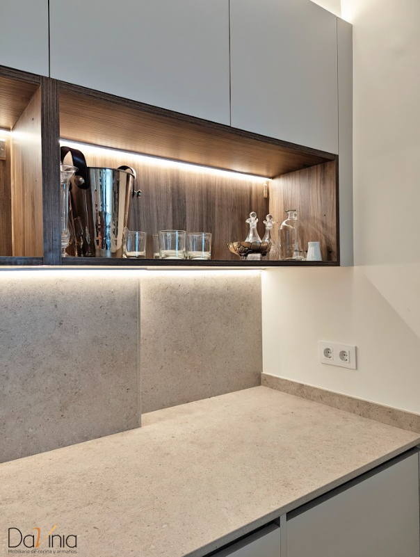 cocina en tonos crudos y madera