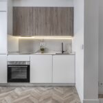 cómo ganar luz y espacio en cocinas pequeñas