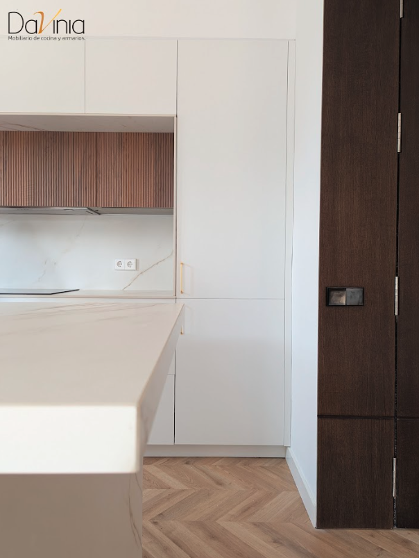 cocina en efecto mármol y madera
