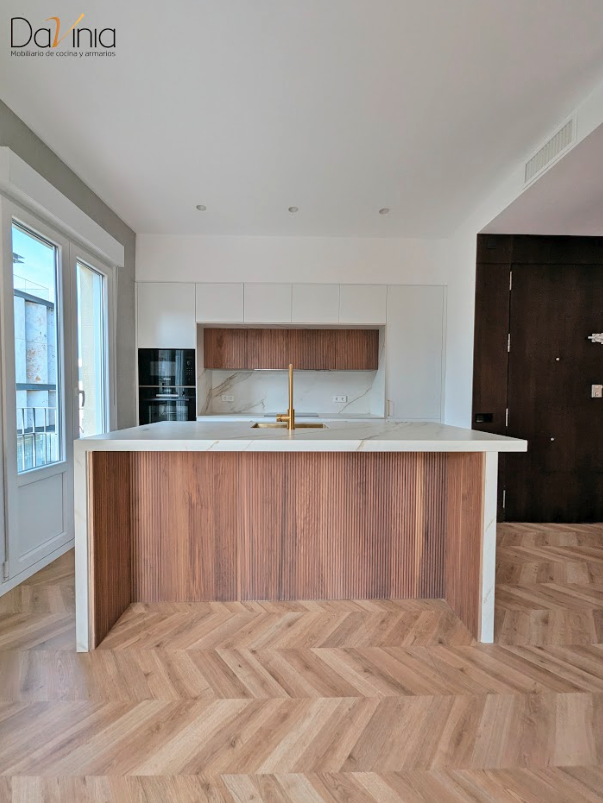 cocina en efecto mármol y madera