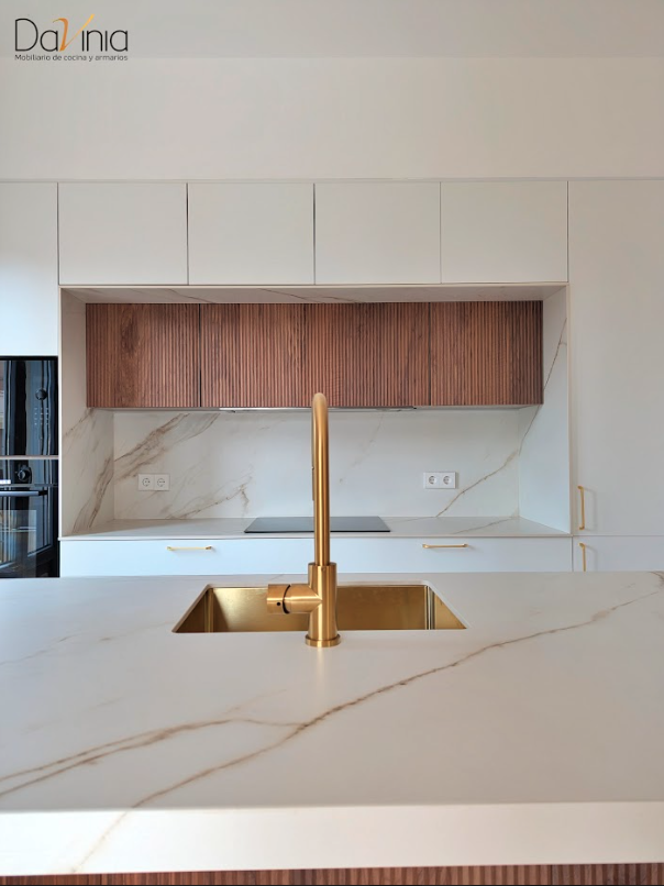 cocina en efecto mármol y madera