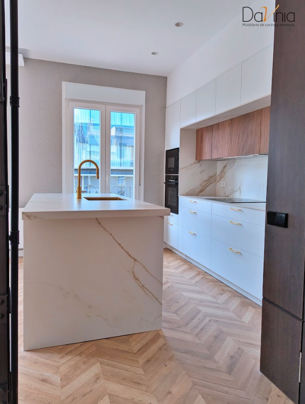 cocina en efecto mármol y madera
