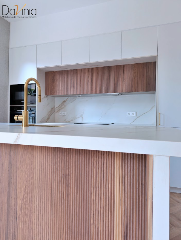 cocina en efecto mármol y madera