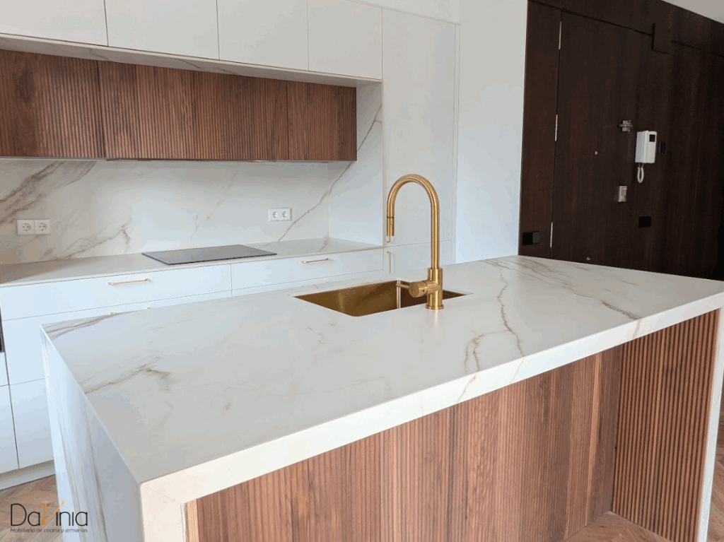 cocina en efecto mármol y madera