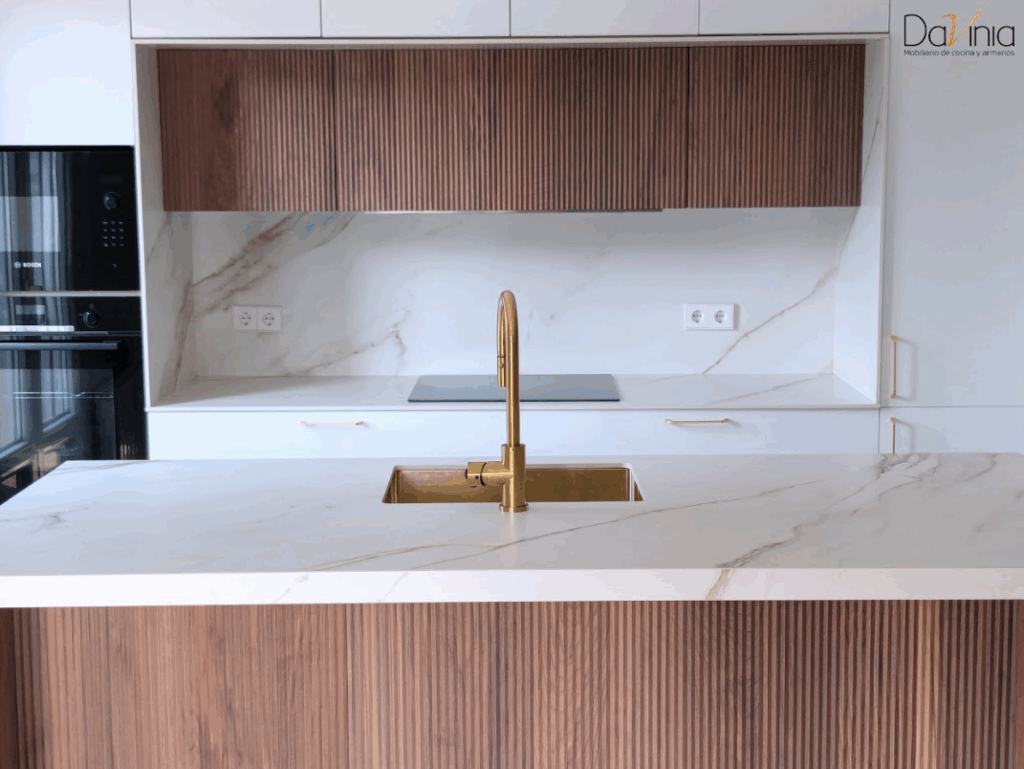 cocina en efecto mármol y madera