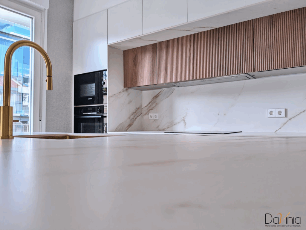 cocina en efecto mármol y madera