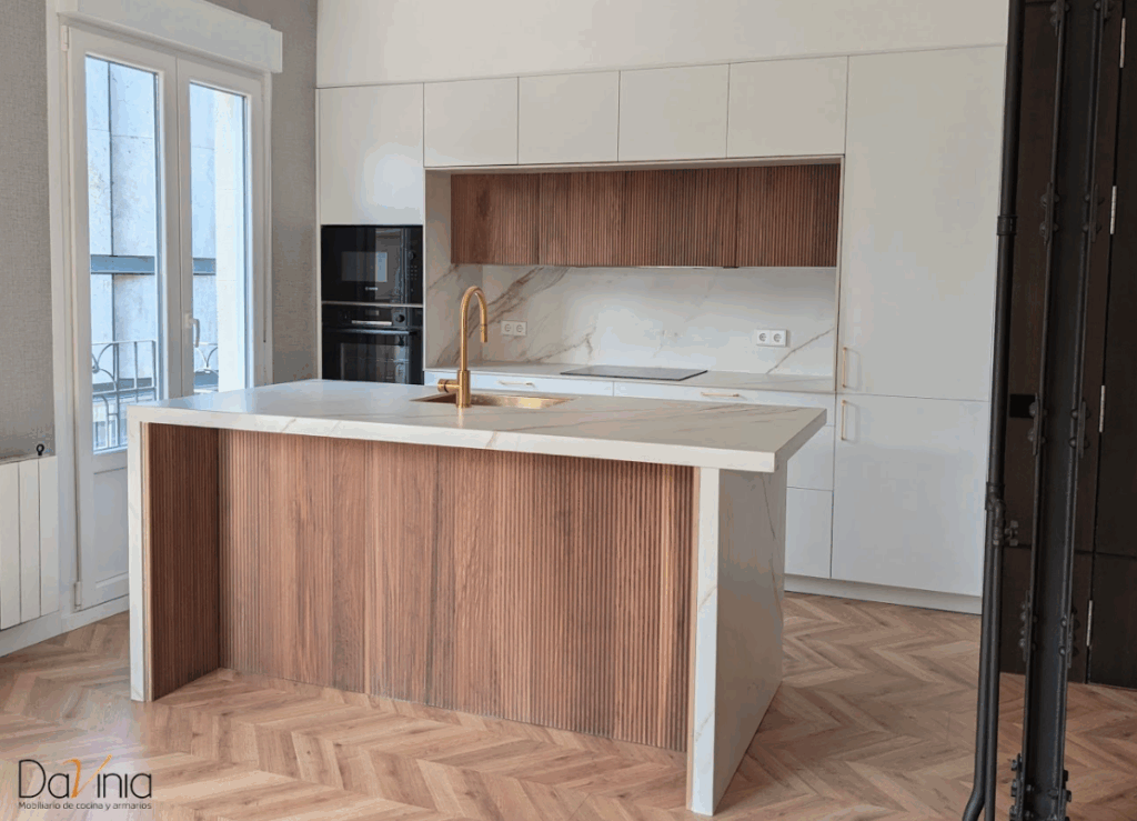 cocina en efecto mármol y madera