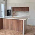 cocina en efecto mármol y madera